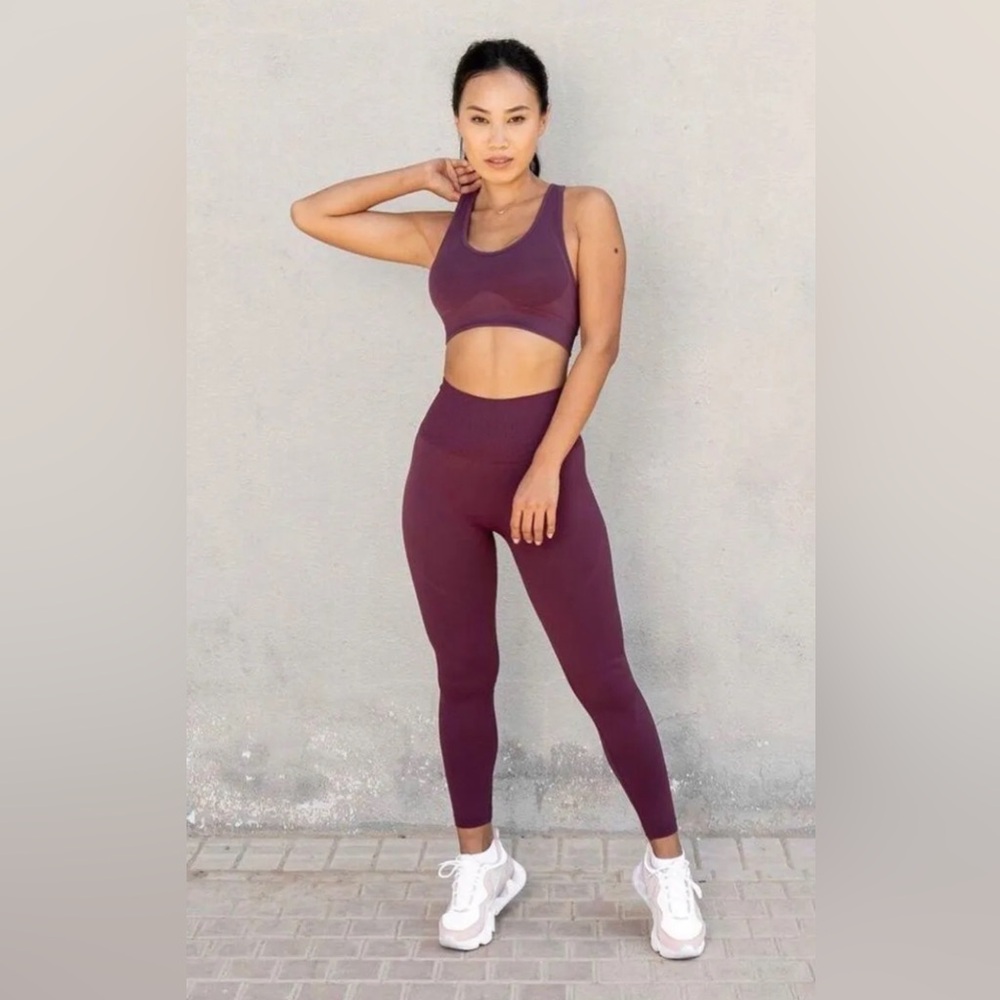 Lilias Active Performance Seamless
Leggings & Sports Bra Set Size Medium Plum